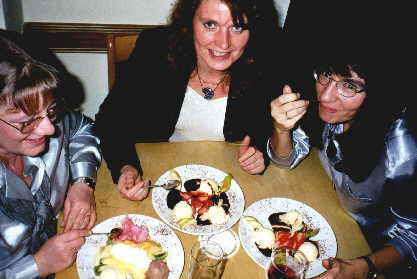 3 M�dels, 3 Nachtisch